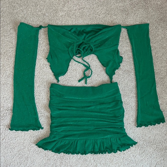 Green Off-Shoulder Crop Top and Skirt Set - Picture 7 of 9